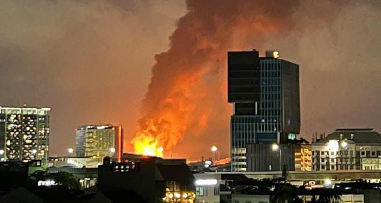 Kobaran api dari lokasi kebakaran Depo Pertamina Plumpang, Jakarta Utara, Jumat, 3 Maret 2023 malam.