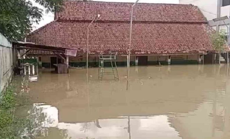 SDN 01, 03, 04 Bojongsari, Kecamatan Kadungwaringin, Kabupaten Bekasi terendam banjir. Kamis, 2 Maret 2023. 