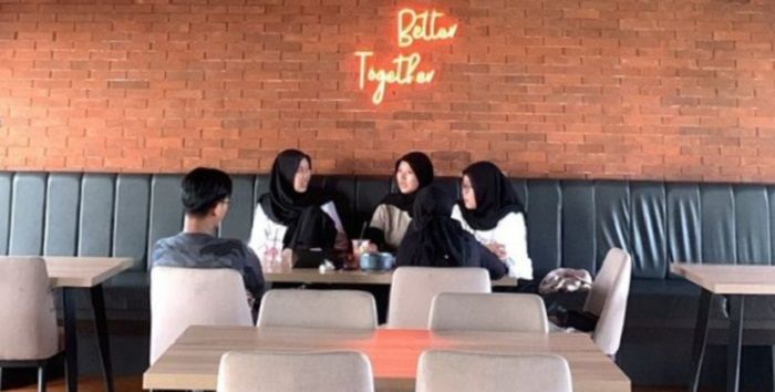Suasana indoor Backyard Cafe, tempat wisata kuliner di Banjar.*/Instagram/@backyard.banjar