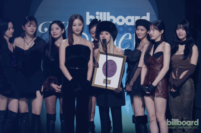 Chaeyoung (depan mikrofon) setelah grup K-Pop TWICE mendapat penghargaan Breakthrough Artist Awards dalam acara Billboard Women in Music 2023.