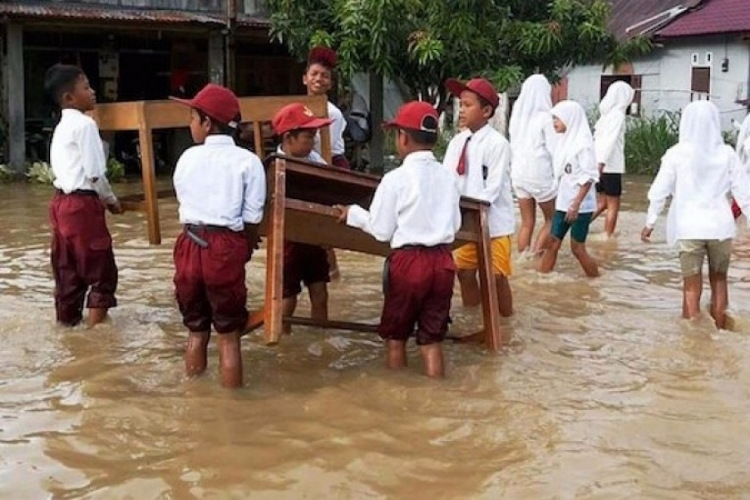 Sekolah di Bekasi terendam banjir.