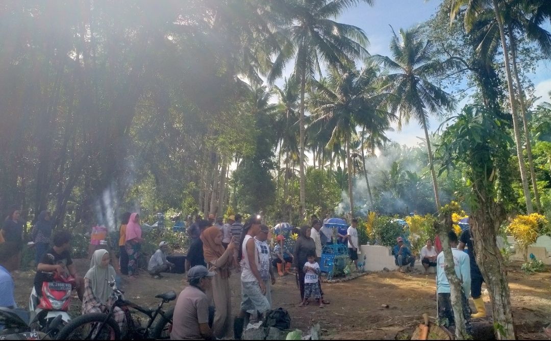 Pemdes dan masyarakat Desa Tolondadu II saat membersihkan TPU