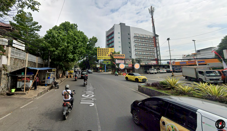 Suasana pertigaan Jalan Setiabudi dan Jalan Sukajadi atas Bandung. 