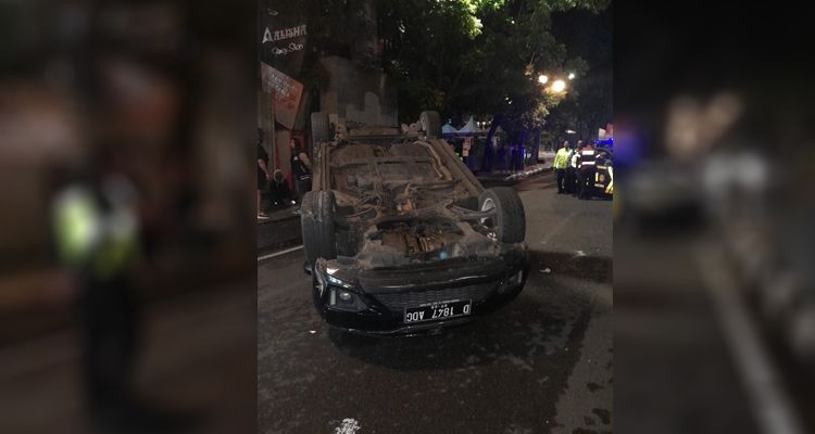 Mobil Honda Jazz Nopol D 1847 ADG kecelakaan tunggal hingga terbalik di Jalan Merdeka, Kota Bandung, dini hari Jumat, 3 Maret 2023.