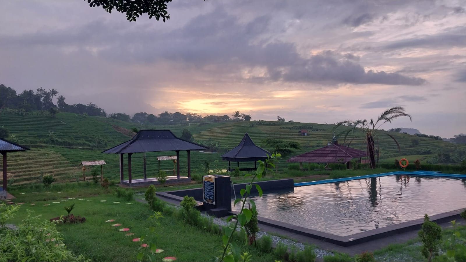 Salah Satu sudut Kolam Renang Side Land, Desa Kaduela Kecamatan Pasawahan dengan latar belakang Gunung Ciremai Kuningan yang terlihat menawan saat sore hari. / Dok : Iim Ibrahim Side Land Kaduela