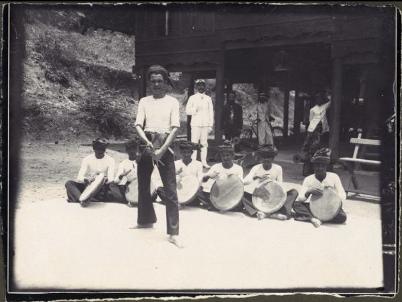 Pemain Musik di Paviliun Aceh pada Pameran Kolonial di Semarang tahun 1914 / Foto Arsip Leiden University Libraries