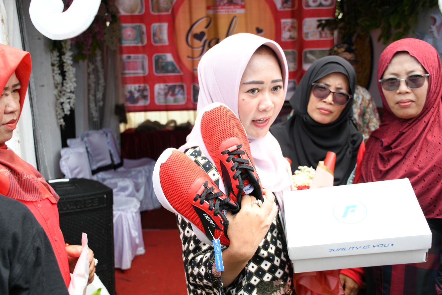 Bupati Purbalingga, Dyah Hayuning Pratiwi  gencar mempromosikan produk-produk-produk UMKM lokal yang berperan besar sebagai pilar perekonomian daerah.