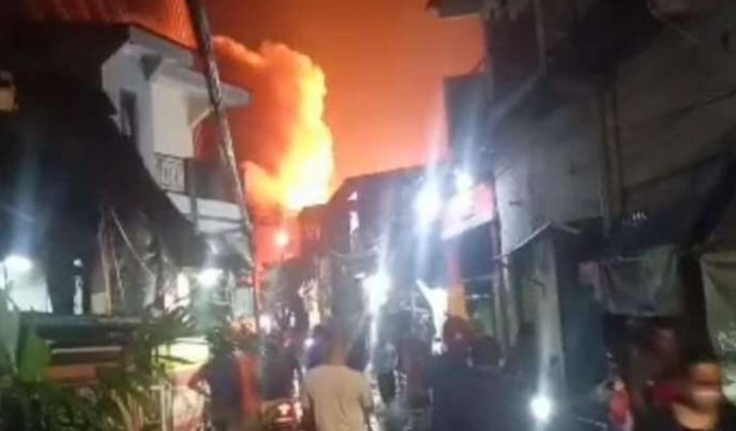 Kebakaran Depo Pertamina Plumpang terlihat dari pemukiman warga di kawasan Koja, Jakarta Utara, Kamis (3/3/2023). Foto: Ryan Suryadi/RRI