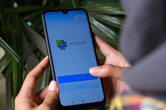 Warga membuka aplikasi SatuSehat Mobile di Pontianak, Kalimantan Barat, Rabu 1 Maret 2023. Per 1 Maret 2023 Kementerian Kesehatan secara resmi mengubah aplikasi PeduliLindungi menjadi SatuSehat Mobile yang dapat digunakan masyarakat untuk memonitor kesehatan diri sendiri secara langsung.
