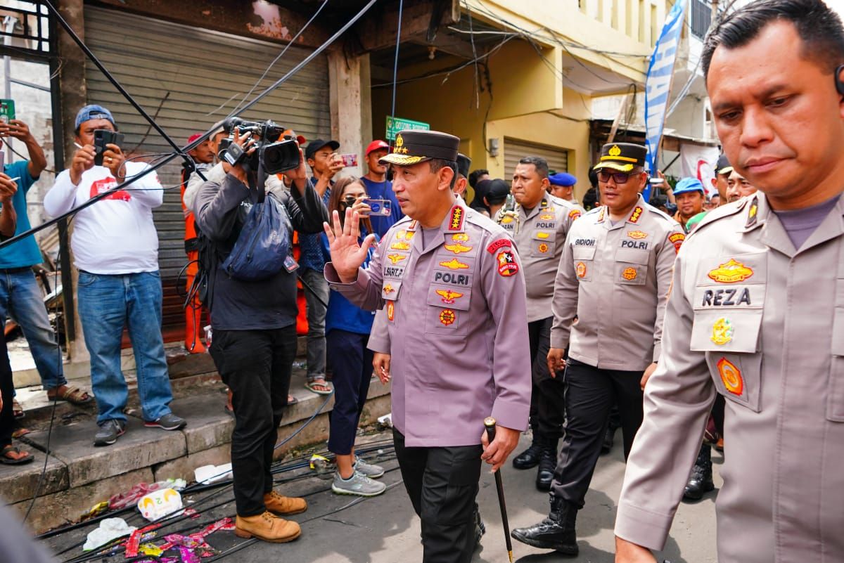 Kapolri Jenderal Listyo Sigit Prabowo meninjau lokasi kebakaran Depo Pertamina, Plumpang, Jakarta Utara.