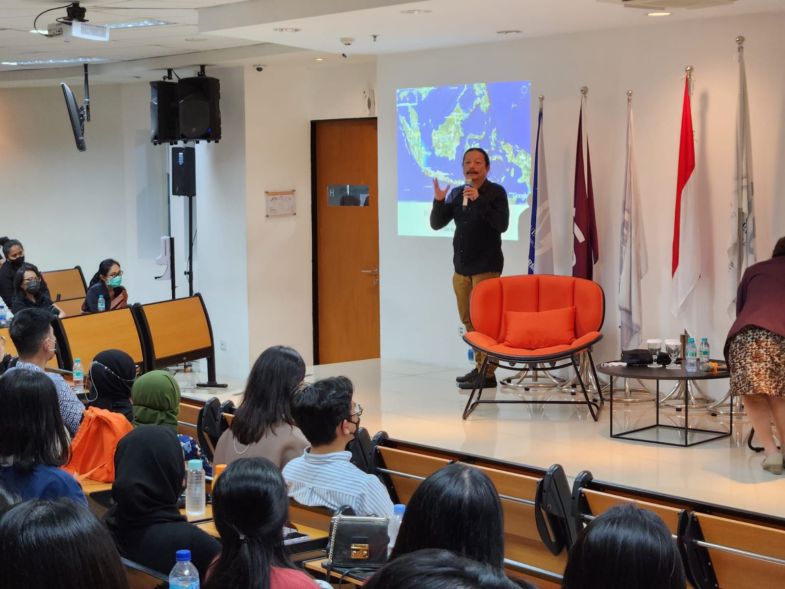 Ir. Yori Antar Awal Founder dari UMA Nusantara memberikan kuliah umum di depan mahasiswa UC Surabaya