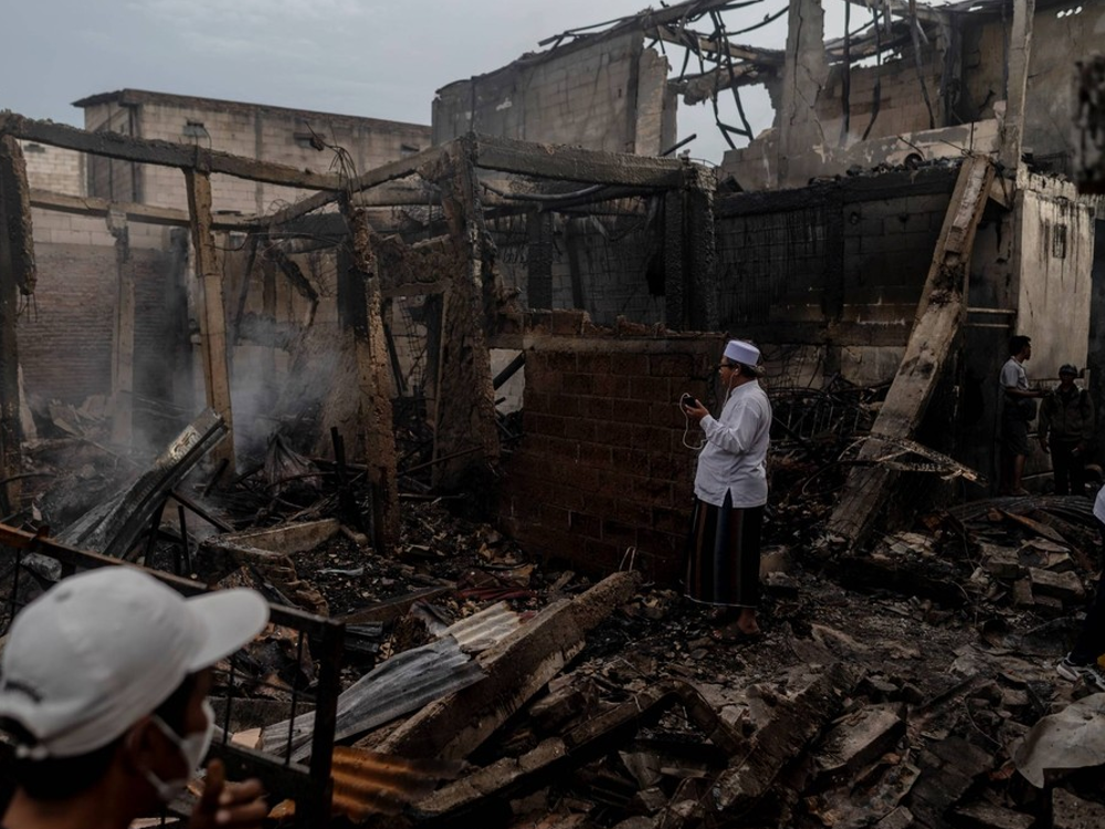 Sejumlah warga berada di dekat permukiman penduduk yang hangus terbakar dampak kebakaran Depo Pertamina Plumpang di Jalan Koramil, Rawa Badak Selatan, Koja, Jakarta, Sabtu (4/3/2023).
