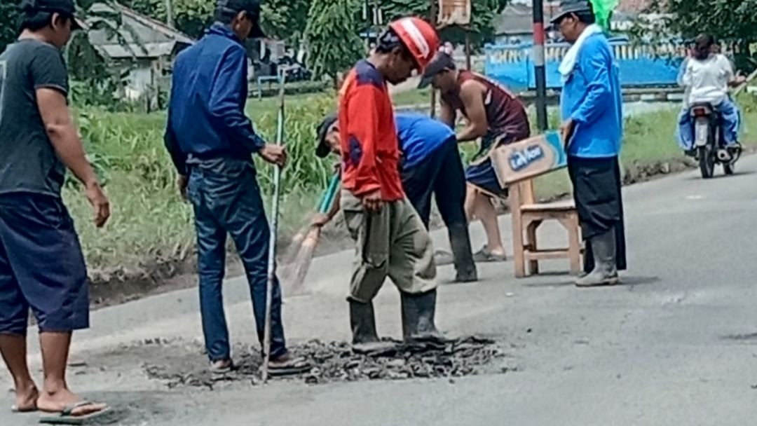 Warga inisiatif perbaiki jalan rusak di Karawang