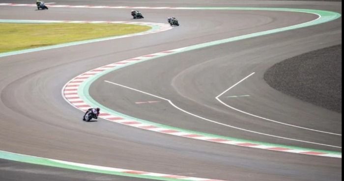 Foto : Alvaro Bautista, Pebalap asal Spanyol Asapi Nominator Sirkuit Internasional Mandalika Toprak Razgatlioglu, pada Race 1 Putaran Kedua WSBK 2023.
