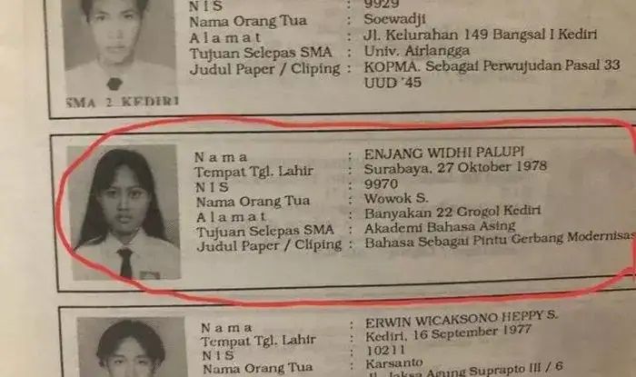 Jejak Azura Luna dengan nama asli Enjang Widhi Palupi, pernah kuliah di Akademi Bahasa Asing