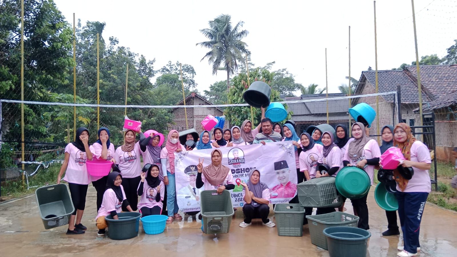Peserta turnamen voli putri bertema Turcok mendapatkan hadiah perabotan rumah tangga dari Srikandi Ganjar Banten.