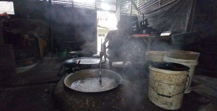 Pembuatan galendo, makanan khas Ciamis.*/kabar-priangan.com/Agus P