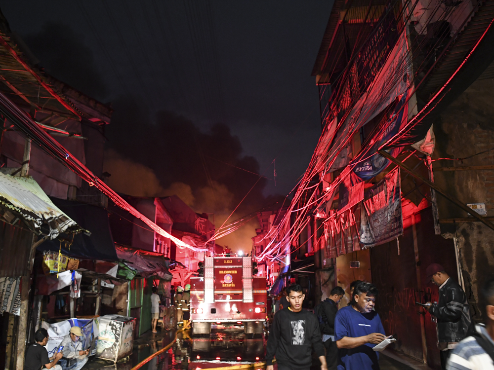 Petugas Dinas Penanggulangan Kebakaran dan Penyelamatan (Gulkarmat) Provinsi DKI Jakarta berusaha memadamkan api di rumah warga imbas kebakaran Depo Pertamina Plumpang, Rawa Badak Selatan, Koja, Jakarta Utara, Jumat (3/3/2023)