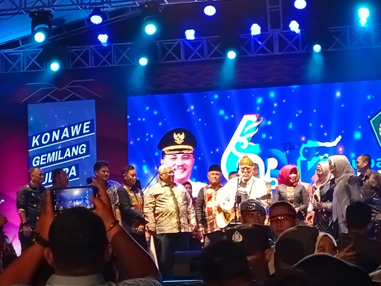 Gubernur Sultra, Ali Mazi bersama sejumlah kepala daerah larut dalam konser HUT ke-63 Konawe bersama Iwan Fals. 