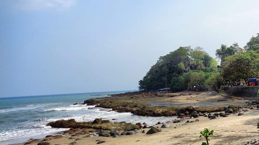 Pantai Karanghawu, Cisolok, Sukabumi. Wajib dikunjungi saat libur akhir pekan, cek lokasi wisata hits di Cisolok, Kabupaten Sukabumi dengan harga tiket murah meriah.
