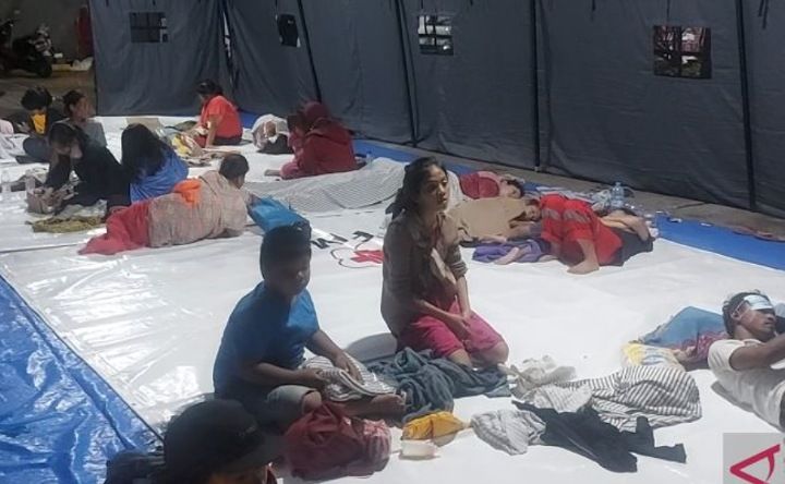 Sejumlah pengungsi tidur di tenda pengungsian kebakaran yang disiapkan di area Markas Palang Merah Indonesia (PMI) Jakarta Utara di Tugu Selatan, Koja, Jakarta Utara.