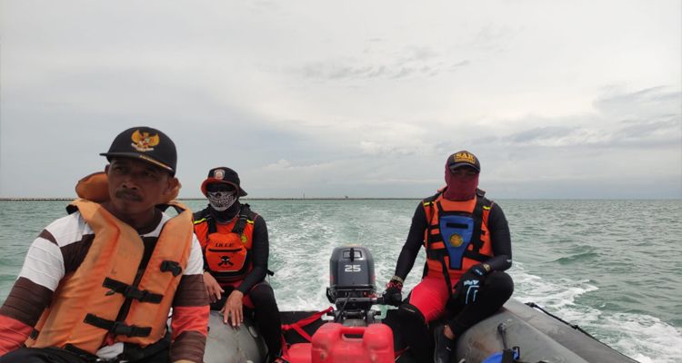 Tim SAR lakukan pencarian terhadap Casnamin, ABK Kapal KM Samudera Jaya 01 yang hilang di laut lepas Patimbag, Subang, Sabtu 4 Maret 2023