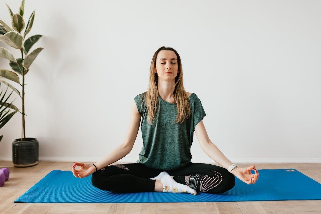 ilustrasi gerakan  sedanag yoga/pexels