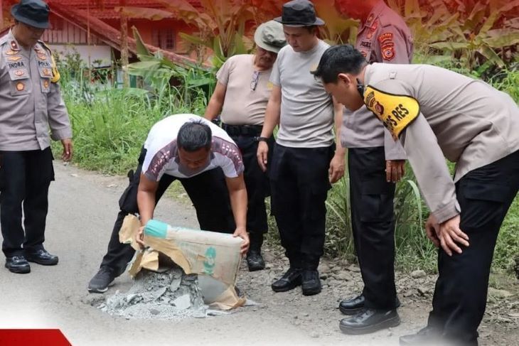 Kapolres Tasikmalaya AKBP Suhardi Hady Haryanto dan jajarannya menutup lubang jalan di Desa Cikeusal yang rusak  pada kegiatan Operasi Keselamatan Lodaya 2023 beberapa waktu lalu.