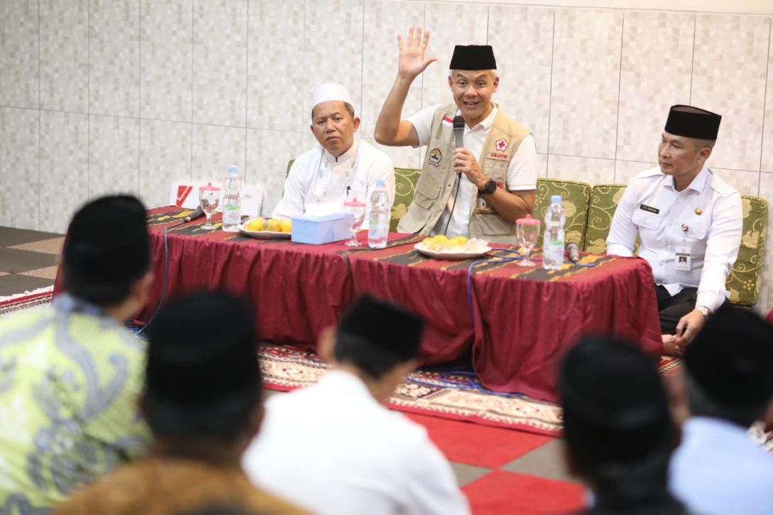 Gubernur Jawa Tengah Ganjor Pranowo saat berdiskusi dengan santri Pondok Pesantren Darul Falah Jekulo, Kabupaten Kudus, Jumat 3 Februari 2023