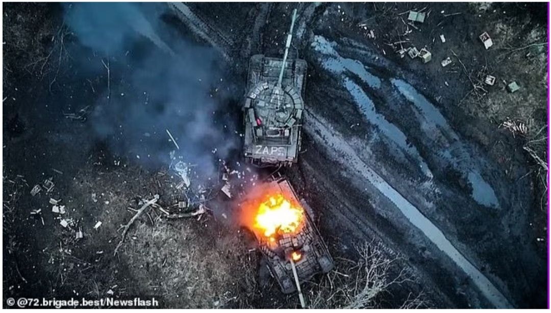 Sebuah tank Rusia dihancurkan oleh ledakan yang dijatuhkan oleh drone di dekat Bakhmut pada hari Rabu./  
