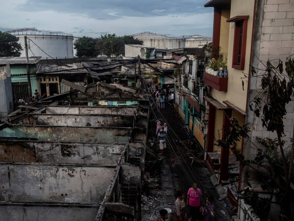 Permukiman penduduk hangus dampak kebakaran Depo Pertamina Plumpang di Jalan Koramil, Rawa Badak Selatan, Koja, Jakarta, Sabtu (4/3/2023).