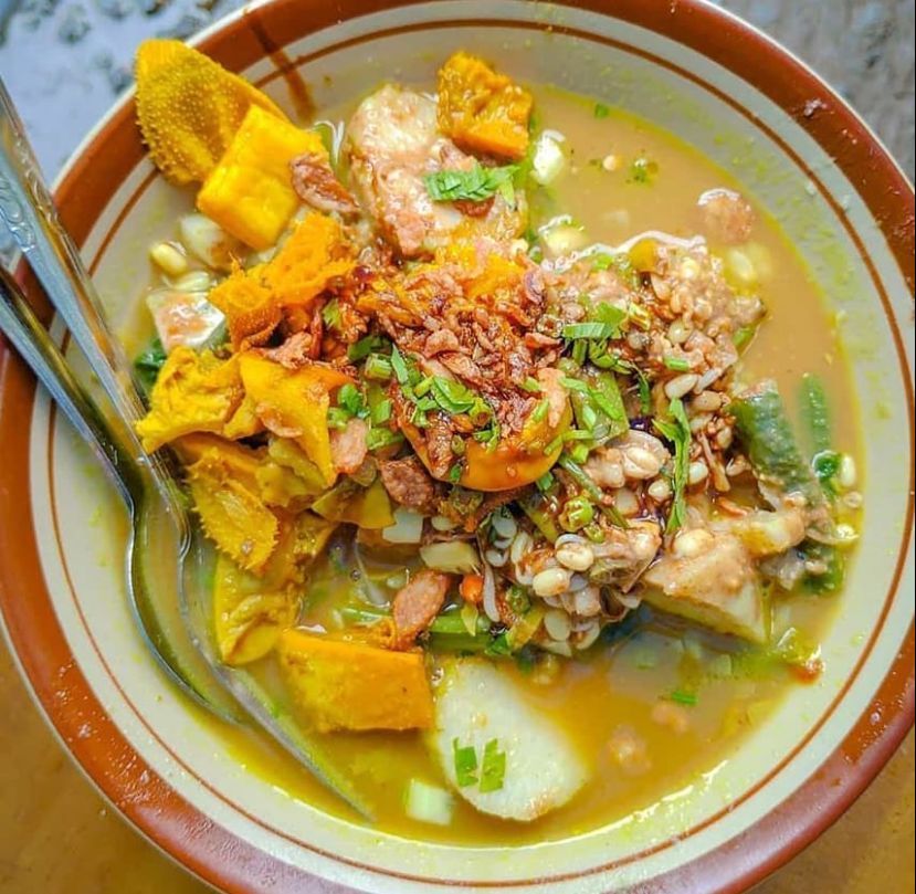 Rujak Soto, kuliner khas Banyuwangi yang memiliki perpaduan rasa yang unik. Berikut lokasi favorit Rujak Soto di Banyuwangi.