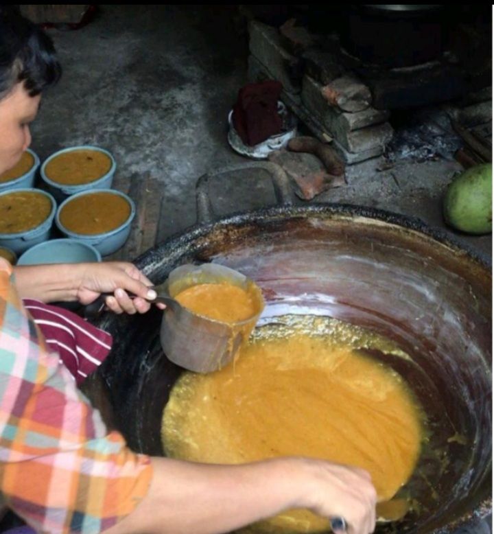 Proses pembuatan gula merah di Desa Kalapagenep, Cikalong