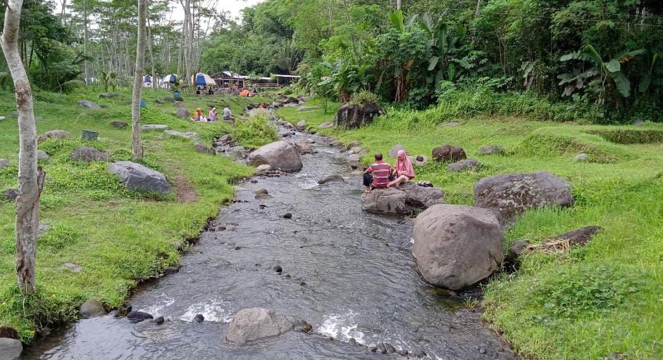 Sungai jernih di desa wisata Sambi, menjadi daya tarik tersendiri bagi keluarga dan wisatawan yang datang dan berkunjung