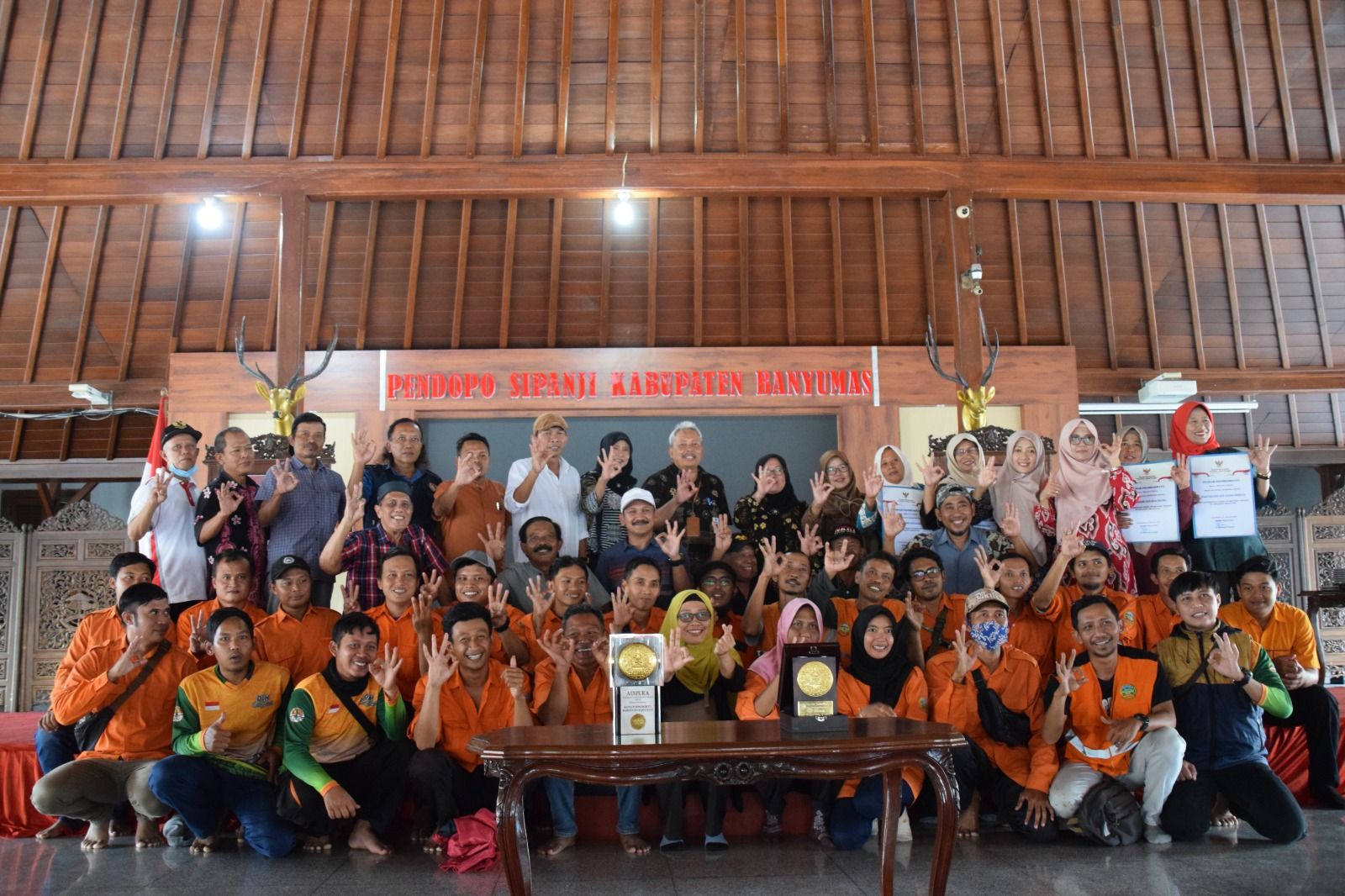 Tasyakuran! Wujud Rasa Syukur Raih Adipura, Bupati Banyumas Tasyakuran Bersama Pasukan Oranye