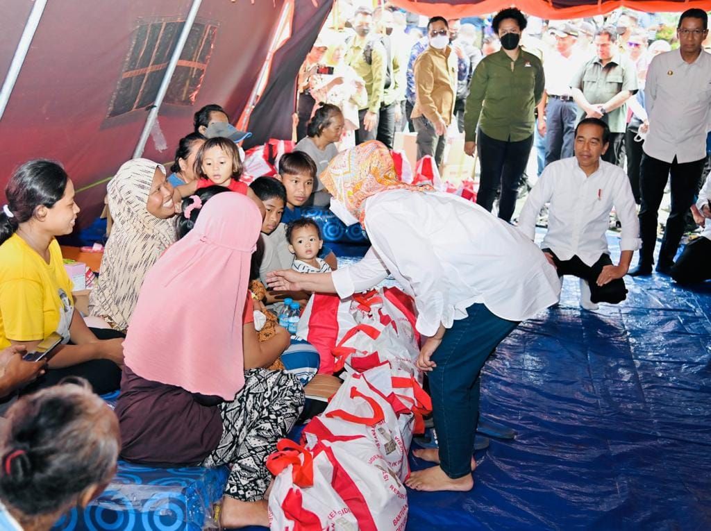 Ibu Iriana saat melayani Korban Kebakaran bersama Presiden Jokowi.