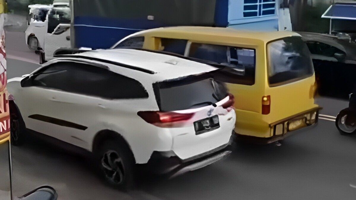 Mobil Angkot Kuning Atau Driver Offline sedang Memepet Driver Online di Ketapang, Banyuwangi.