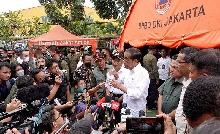 Presiden Joko Widodo meninjau salah satu posko korban kebakaran Depo Pertamina Plumpang, yakni di RPTRA Rasela Rawabadak Selatan, Koja, Jakarta Utara, Minggu 5 Maret 2023