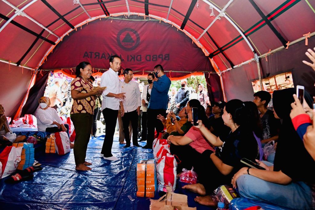 Presiden Jokowi meninjau posko pengungsian kebakaran TBBM Pertamina Plumpang, di RPTRA Rasela, Rawa Badak Selatan, Jakarta, Minggu (05/03/2023)/BPMI Setpres/Laily Rachev