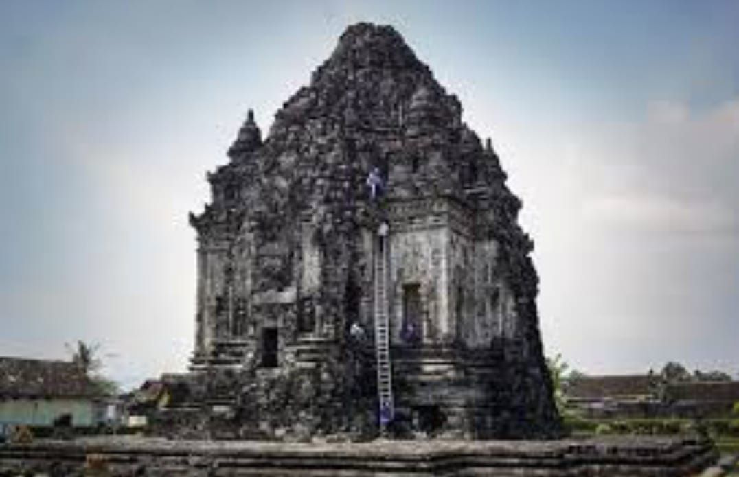 Candi Kalasan, bangunan monumental agama Buddha  salah satu bukti tolernsi beragama telah dilakukan masyarakat Jawa Kuno