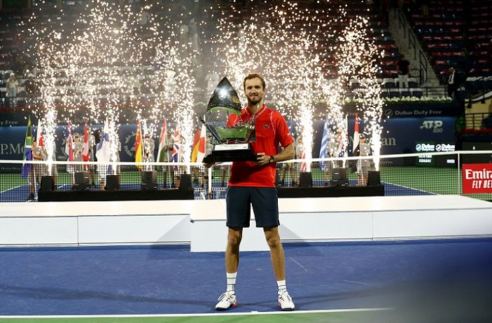Daniil Medvedev dari Rusia berpose dengan trofi setelah memenangkan pertandingan terakhirnya melawan Andrey Rublev dari Rusia. ATP 500 - Kejuaraan Tenis Dubai - Pusat Tenis Bebas Pajak Dubai, Dubai, Uni Emirat Arab - 4 Maret 2023. 