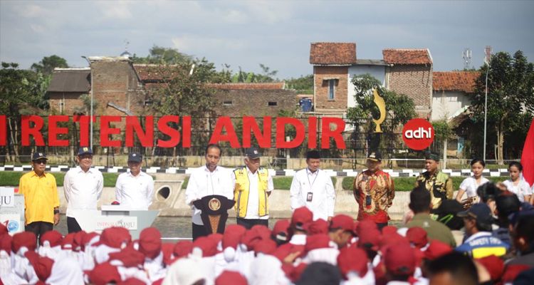 Mendampingi Presiden Jokowi, Wali Kota Bandung menghadiri peresmian Kolam Retensi Andir, Minggu 5 Maret 2023
