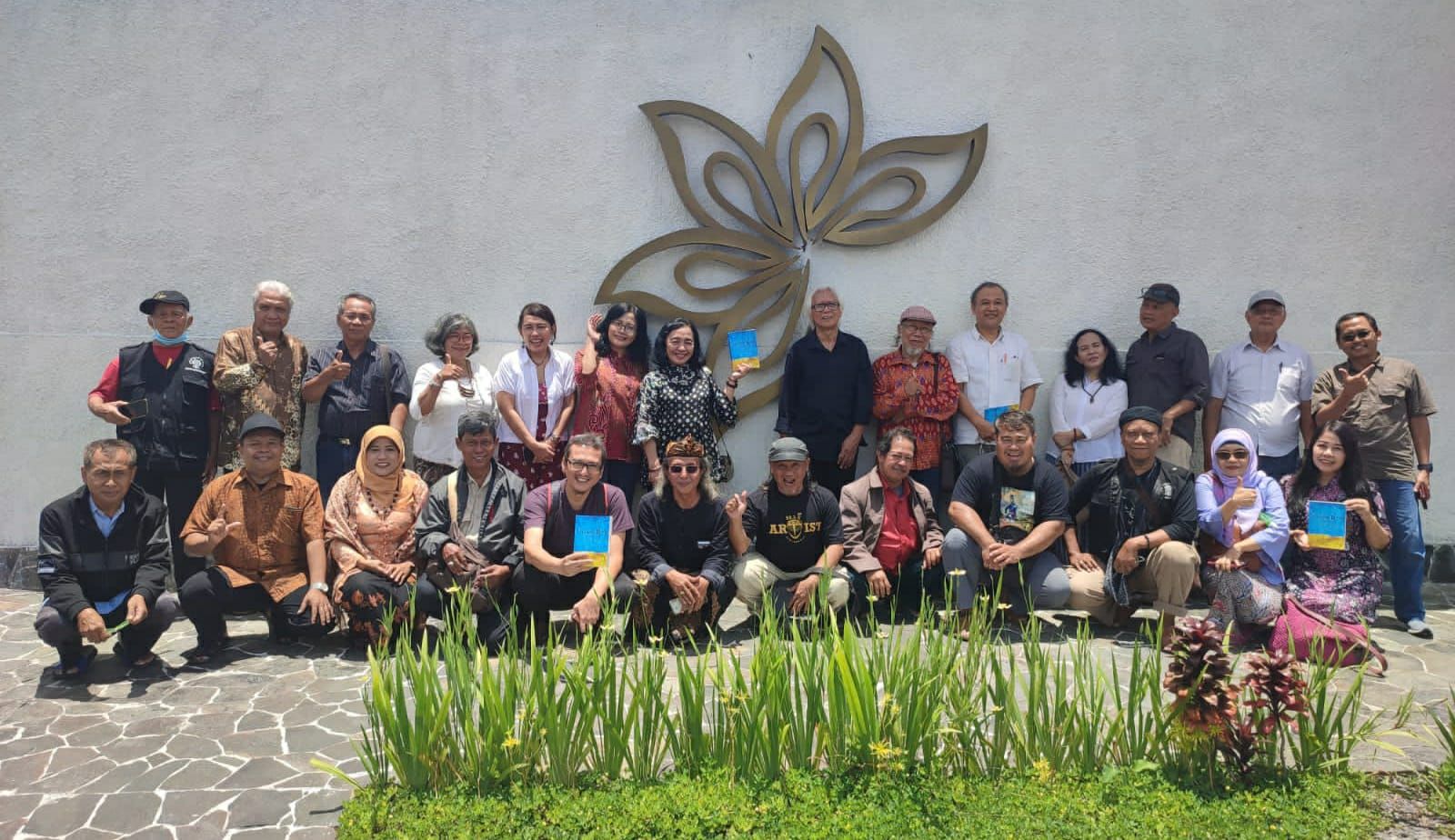 Sebagian penyair antologi puisi 'Lukisan Bumi' yang mengikuti peluncuran karya mereka di Yogyakarta, Sabtu 04 Maret 2023