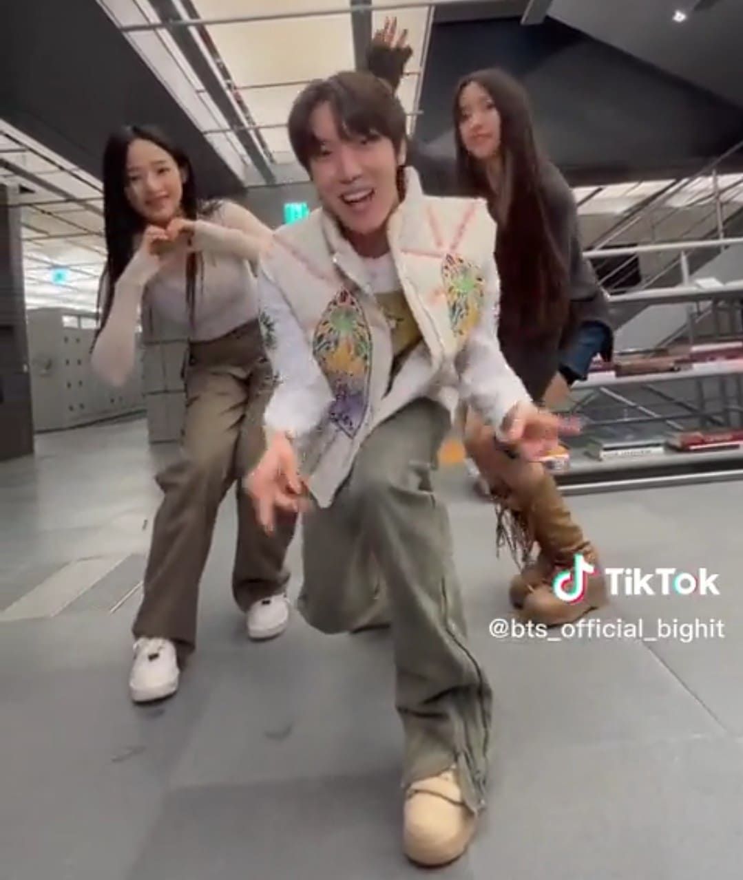 Hyein, Minji, dan J-Hope mengikuti TikTok dance challenge 'Walking on the Street'.