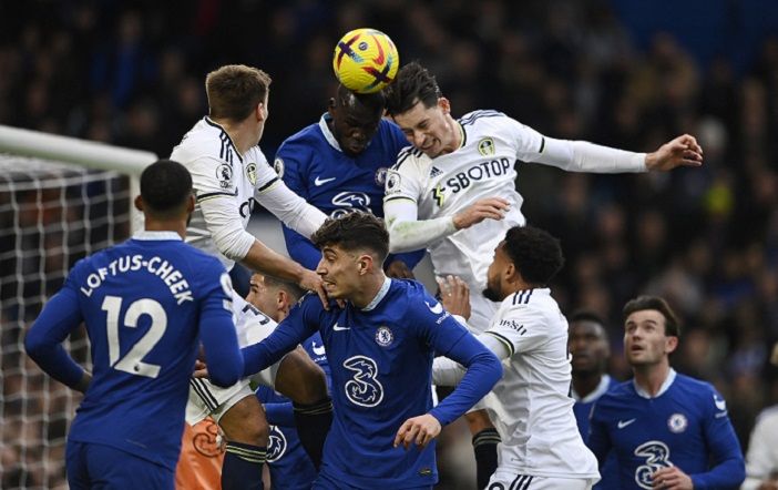 Robin Koch dari Leeds United beraksi dengan Kalidou Koulibaly dari Chelsea dan Kai Havertz. Sepak Bola - Liga Premier - Chelsea v Leeds United - Stamford Bridge, London, Inggris - 4 Maret 2023. 