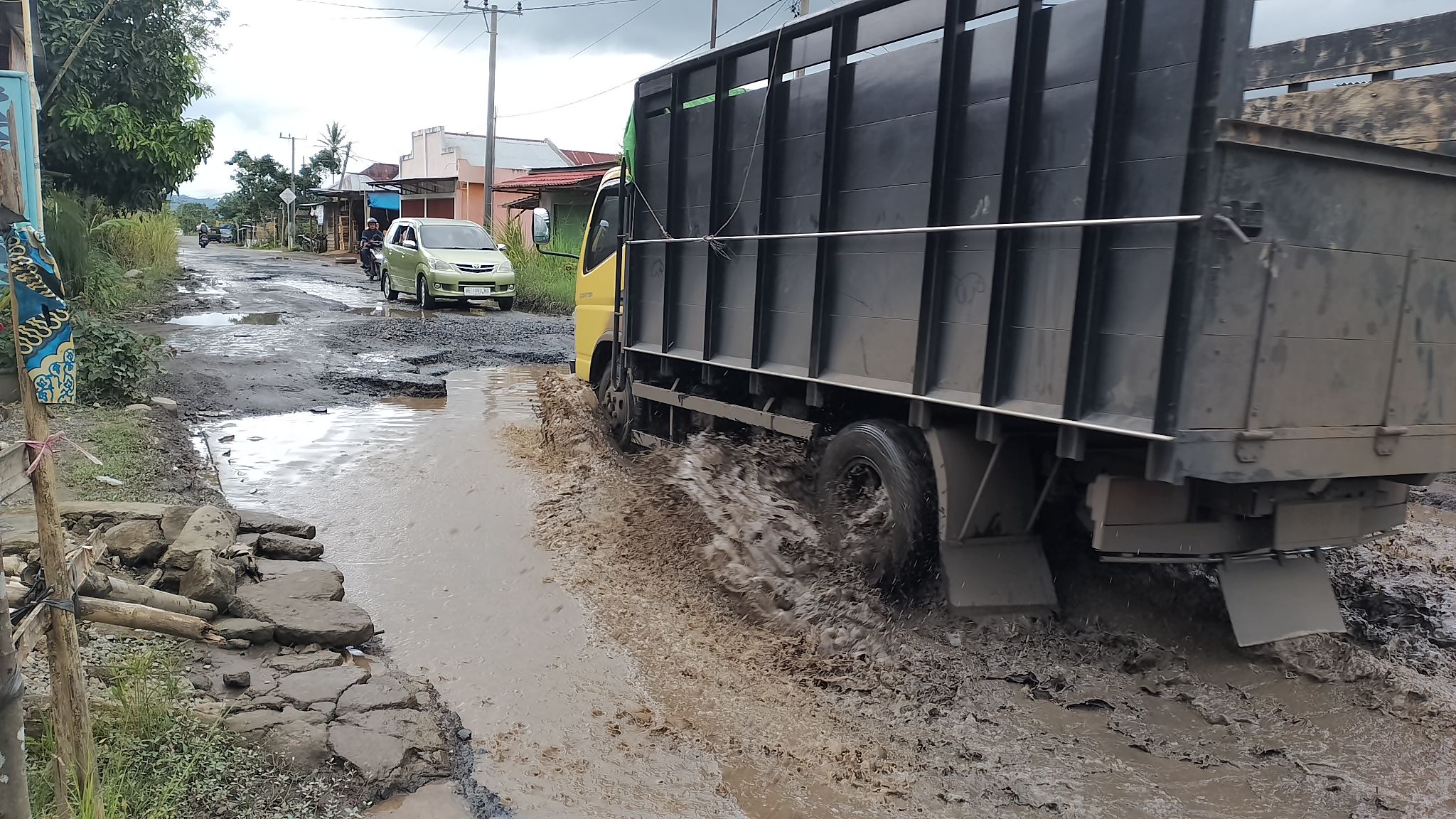 Kendaraan saat melintasi Jalan Provinsi Lampung Jalur Liwa-Ranau, OKU Selatan, di Bandarbaru, Sukau Lampung Barat yang rusak parah seperti kubangan, 14 Maret 2023