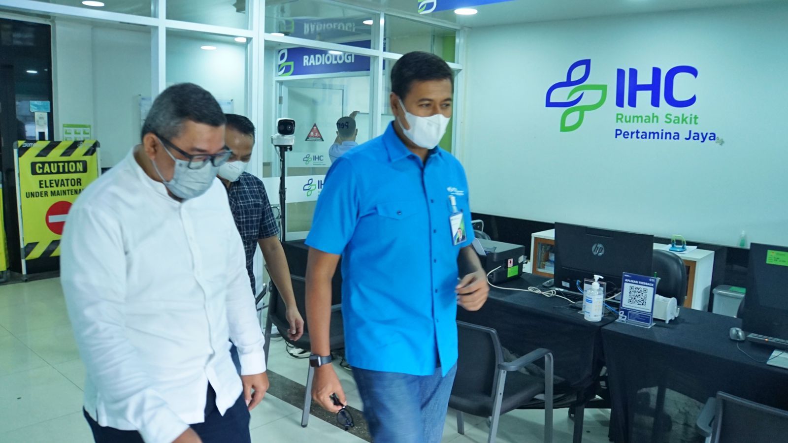 DIREKTUR Utama BPJS Ketenagakerjaan Anggoro Eko Cahyo usai meninjau seorang peserta yang mendapatkan perawatan di Rumah Sakit (RS) Pertamina Jaya 