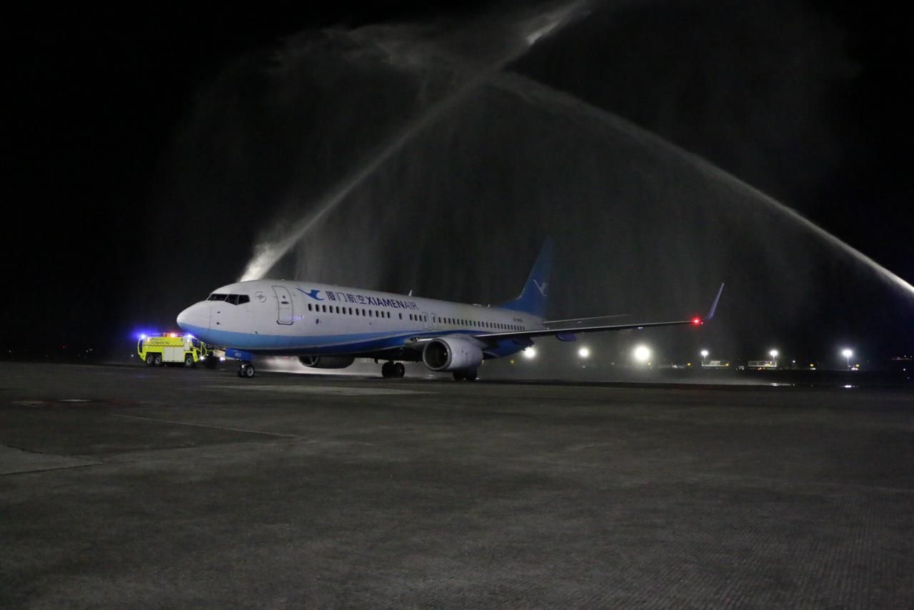 Maskapai asal Tiongkok, Xiamen Airlines mendarat perdana dengan mmebawa 142 penumpang di Bandara Ngurah Rai Bali Sabtu 4 MAret 2023.