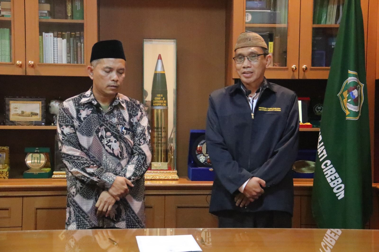 Rektor IAIN Syekh Nurjati Cirebon, Aan Jaelani (kiri), bersama Rektor IAIN Cirebon periode sebelumnya, H Sumanta Hasyim.