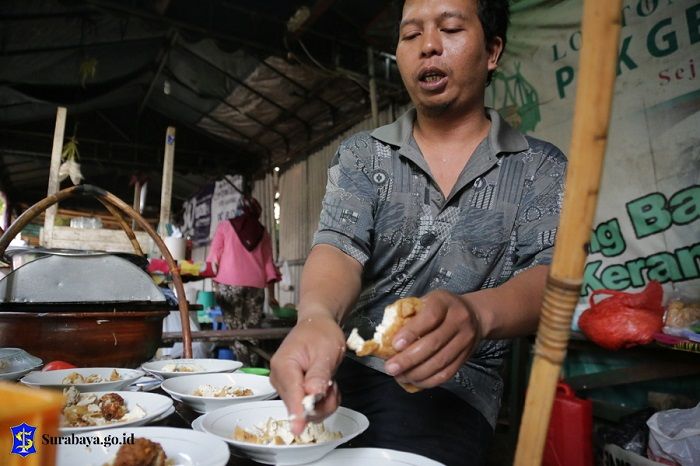 Makanan Enak Khas Favorit Wong Surabaya: Sejarah Kuliner Lontong Balap Kranggan yang Legendaris!
